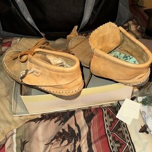 TAOS. Indian Maid moccasins size 6